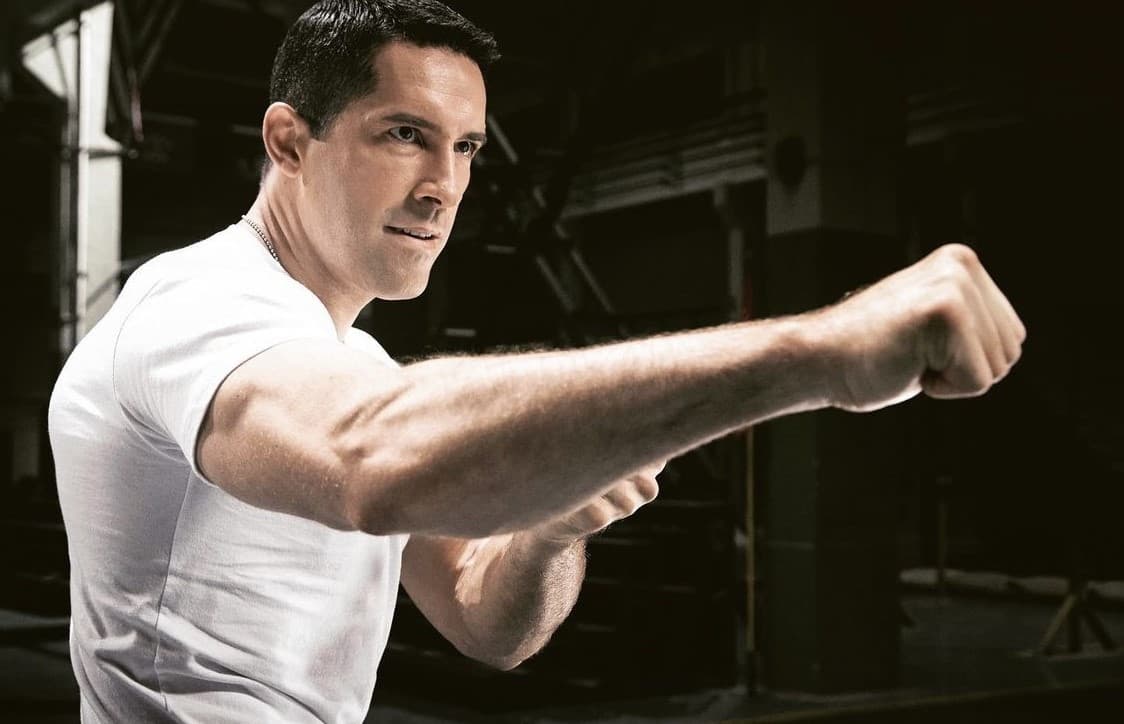 El maestro de Kung Fu viaja a los Estados Unidos, donde uno de sus estudiantes ha molestado a la comunidad de artes marciales al abrir una escuela de Wing Chu.
<br>