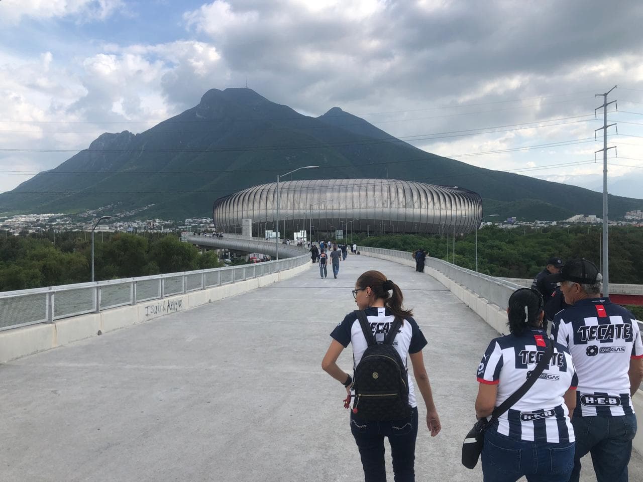 Comienza a anochecer en la sultana del norte y la gente empieza a llegar al gigante de acero.