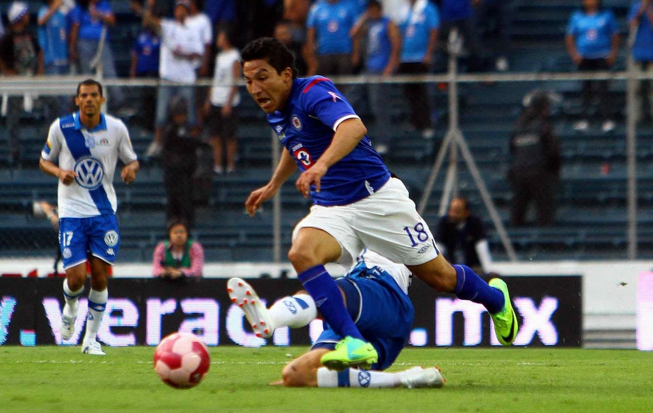 César Osvaldo Villaluz Martínez nació en la Ciudad de México, el 18 de julio de 1988. A pesar de su baja estatura el mexicano siempre resaltó gracias a su gran técnica con la pelota.
