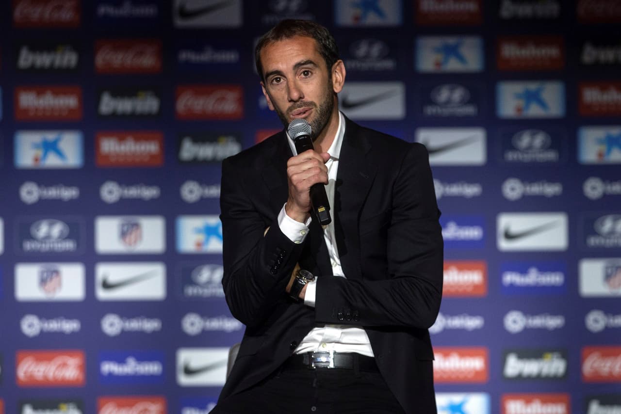 Quien continuó: "son mis últimos días en el Atlético, era para comunicarles eso, por el cariño que tengo a este club, a esta camiseta, soy un atlético más, porque esto no es un club, es una familia, ha sido una forma de vivir, mi casa y es complicado despedirse de esto. Nunca me imaginé que llegara este momento y no estoy preparado".