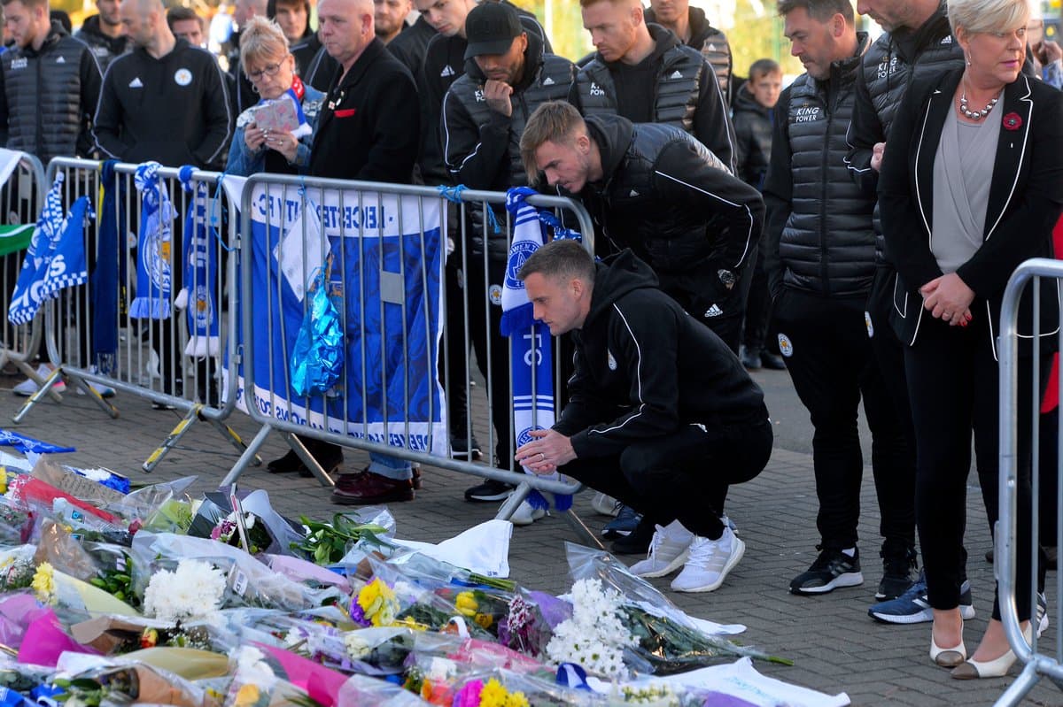Fueron momentos muy sentidos para los jugadores que se sumaron al homenaje que iniciaron miles de fanáticos del Leicester City desde el domingo en la mañana.