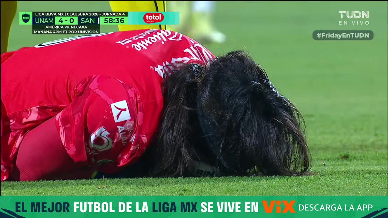 ¡Carlos Acevedo sufre conmoción en esta jugada y sale del partido vs. Pumas!