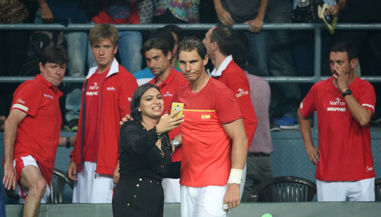 A pesar de la intención de posar para la imagen, los deportistas no siempre estarán en su mejor momento. Eso le sucedió a Rafael Nadal, español que aunque suele ser atento con los fanáticos, en esta selfie no tuvo su mejor cara.