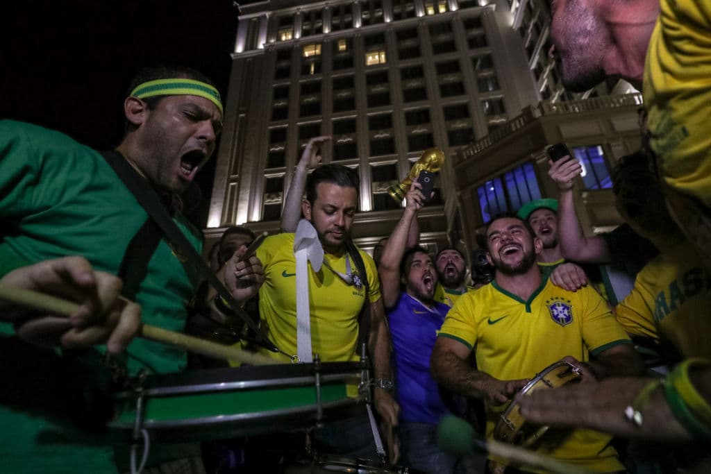Buen ambiente, risas, bailo, canto, y por supuesto, la infaltable batucada, haciéndose presente a las afueras del Lotte Hotel de Samara.