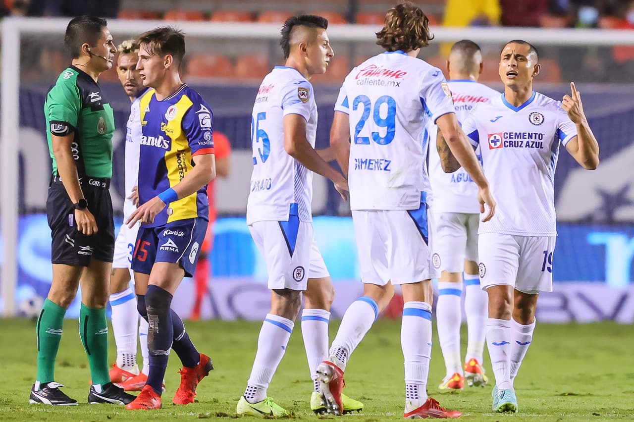 Pablo Aguilar se encara con Santiago Giménez y ofrecen disculpas