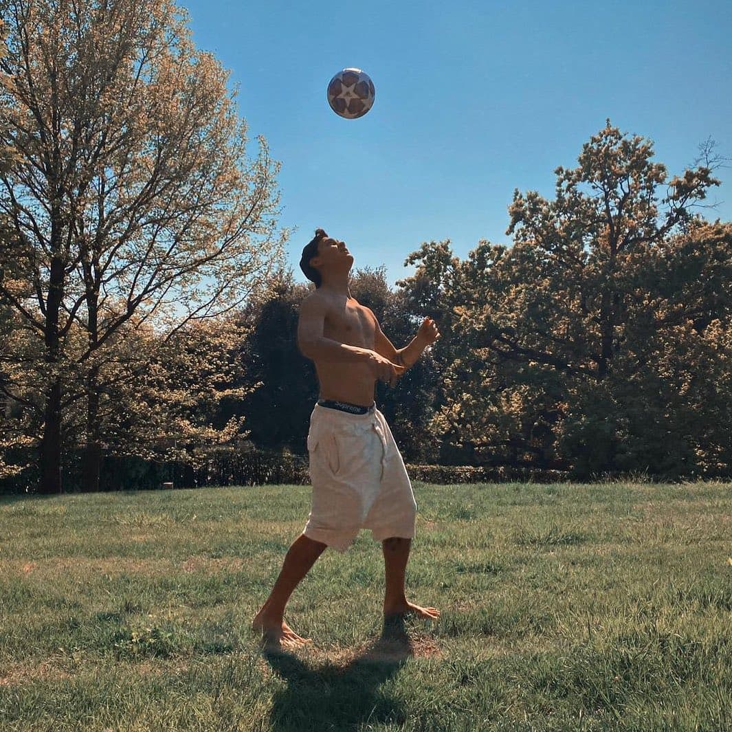 La 'Joya' Dybala juega a la pelota con todo y coronavirus encima. Tampoco ha tenido tiempo de cortar el pasto de su jardín.