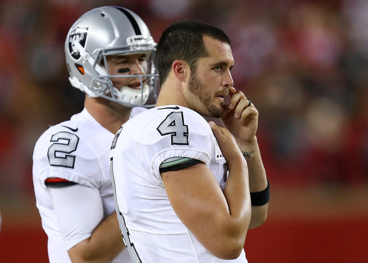 A mediados del último cuarto Derek Carr fue sustituido por el quarterback suplente, AJ McCarron.