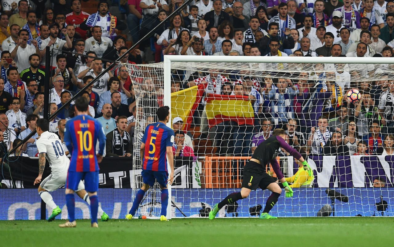El empate a dos del Real Madrid fue similar al primer gol de Messi porque James pilló fuera de posición a Busquets.