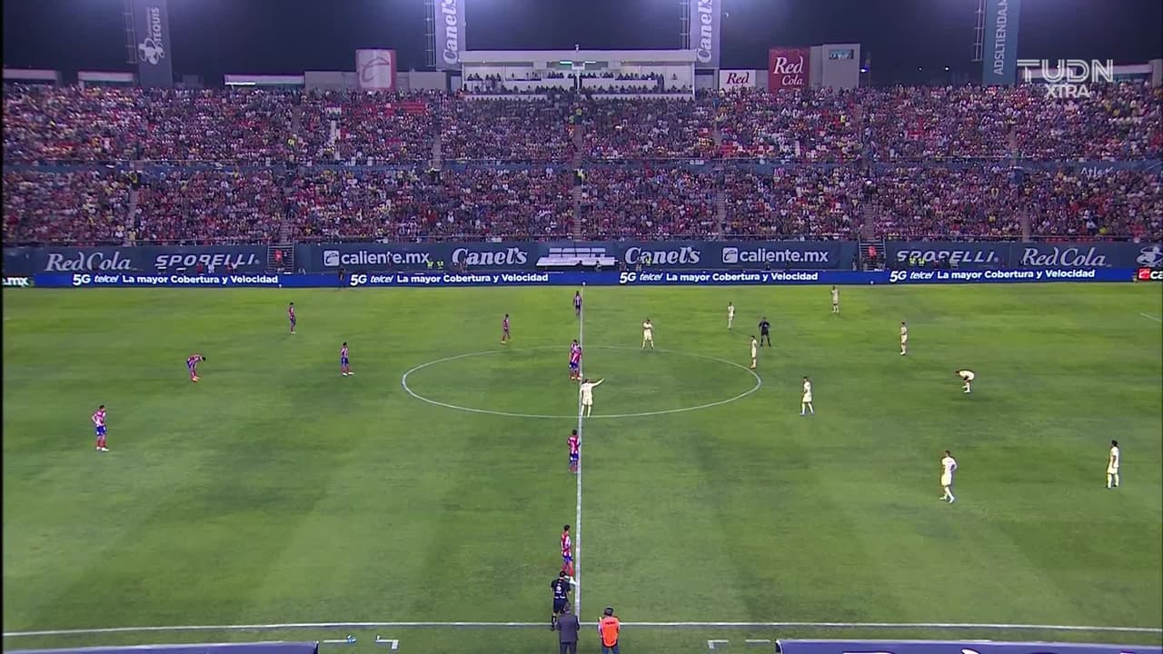 Arranca el partido y la pelota está en juego.