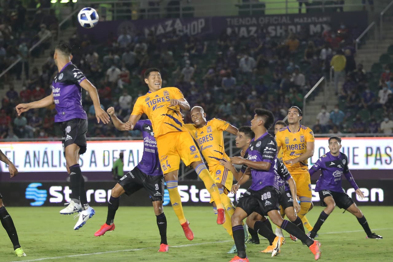 Con un jugador menos y con el nivel de Thauvin, Mazatlán se vio acorralado en su área. El segundo gol parecía inminente.