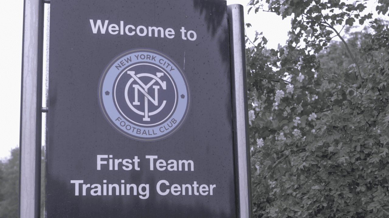 Entrada al campo de entrenamiento del club, en un lugar tranquilo a las afueras de Nueva York.