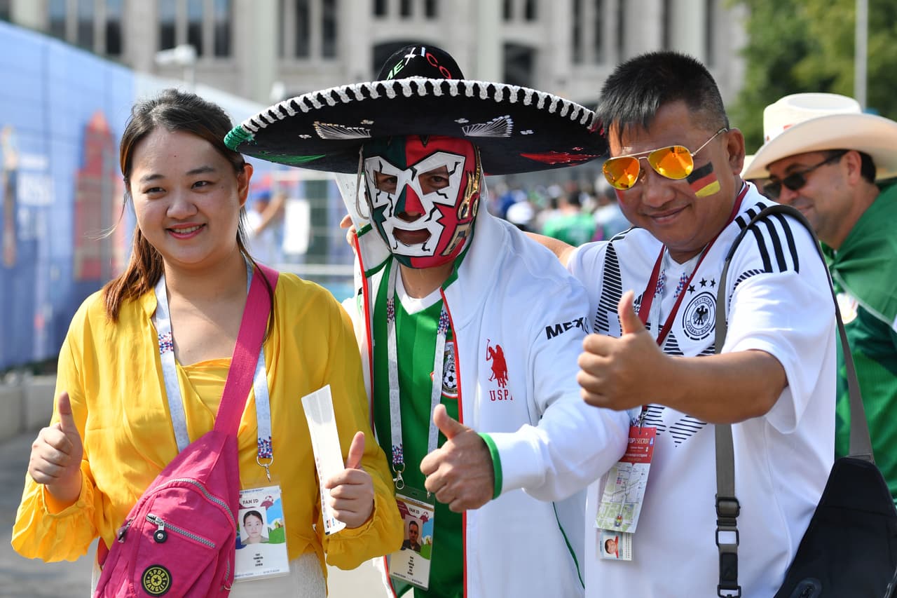 Los fanáticos de México sobresalieron frente a los de Alemania por sus atuendos, que entre sombreros, pinturas y demás, sin duda fueron más llamativos en medio del debut del grupo F del Mundial.