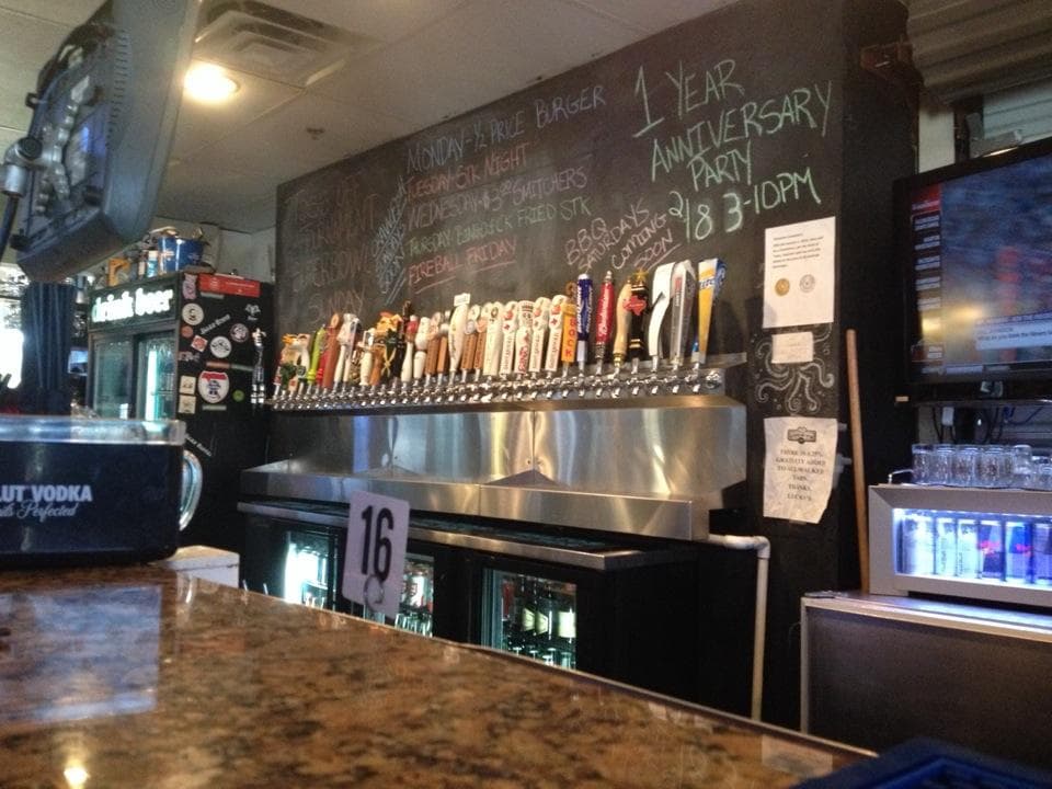 A tu estómago le puedes dar una probada de suerte mientras comes los famosos nachos con queso y las mimosas en Lucky’s Pub. Además, el nombre del lugar lo dice todo: entre más apoyes a tu selección ahí, ¡más buena vibra le mandarás a tu equipo!