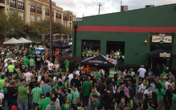 Lucky’s Pub Dirección: 801 St. Emmanuel, Houston, TX 77003 Teléfono: 713-522-2010