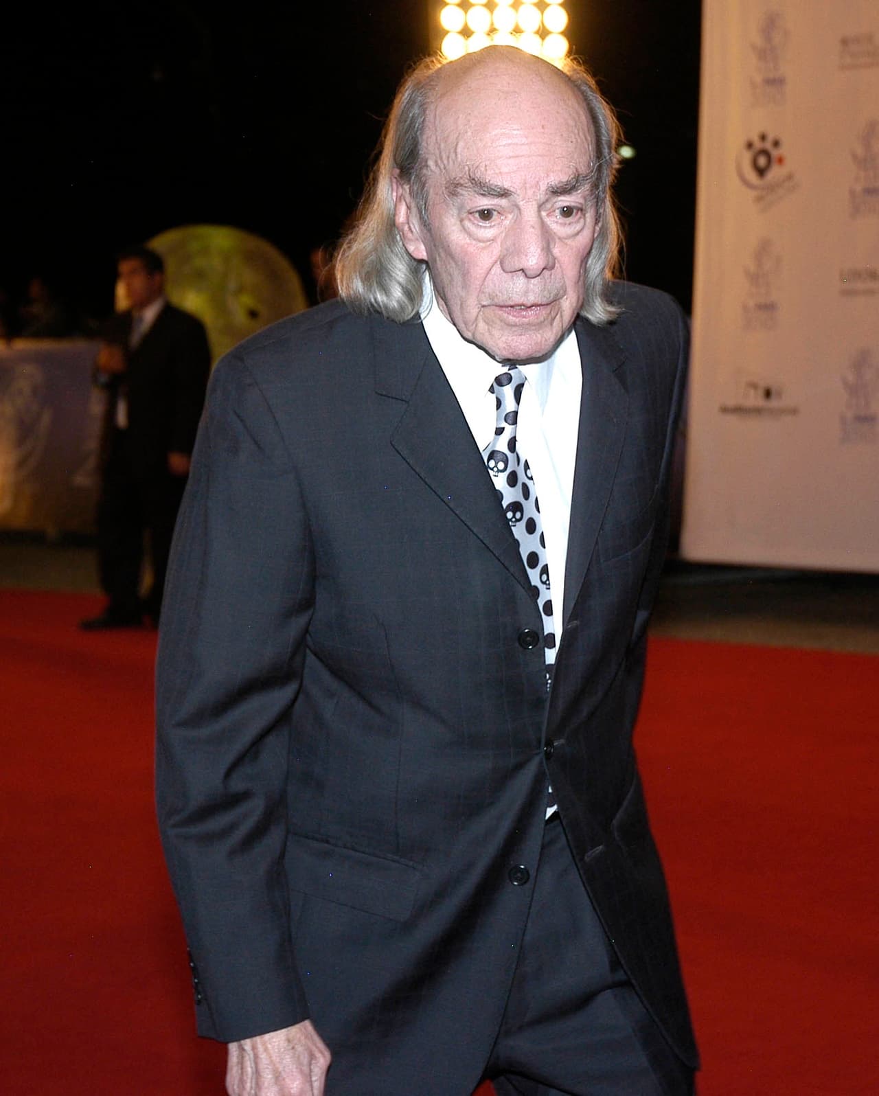 Manuel 'El Loco' Valdés falleció la madrugada de este viernes 28 de agosto a los 89 años. Marcos Valdés, hijo del primer actor, fue el encargado de confirmar la muerte de su padre en una entrevista para el programa 'Venga la alegría'. Según sus palabras, el fallecimiento del actor fue a consecuencia del cáncer de piel que le fue diagnosticado en 2017.