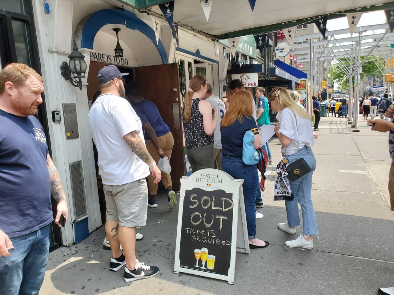 Los fanáticos del Tottenham Hotspur se reunen en Flannery's, el bar oficial de la Peña del club en New York, para disfrutar la Final de la UEFA Champions League.