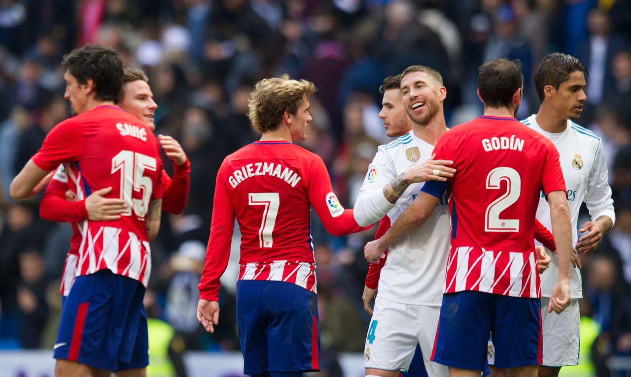 Al final todo queda en abrazos y apretones de mano. Un partido intenso que termina con buenas muestras de deportivismo.