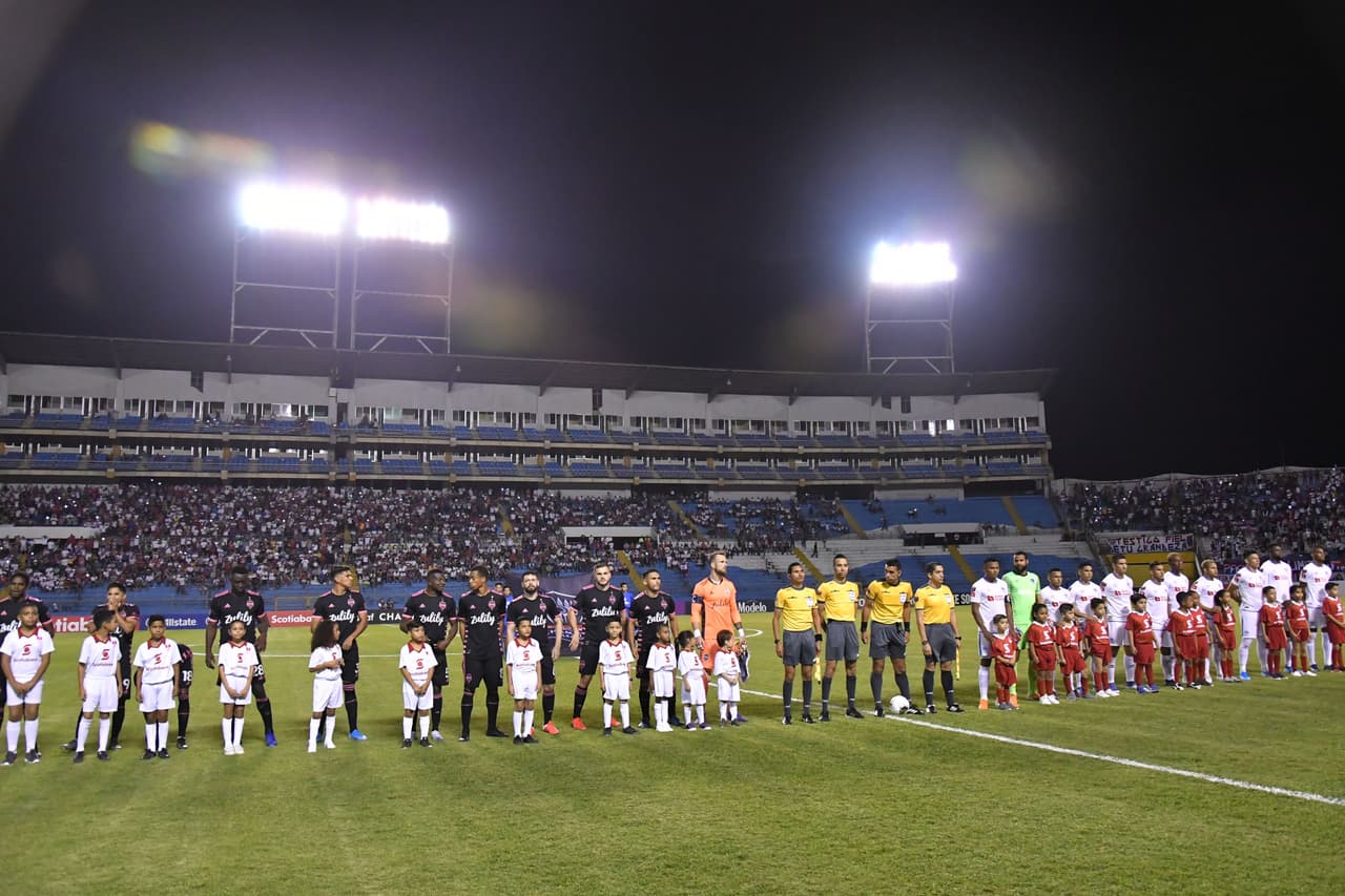Esta fue la panorámica general en la ceremonia previa al inicio del encuentro.