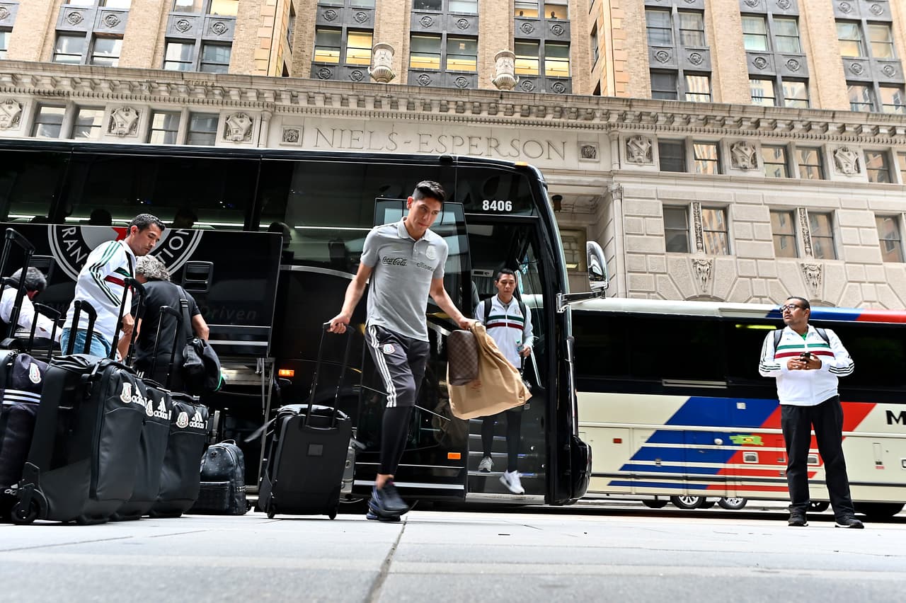 Los futbolistas de la Selección de México arribaron a la ciudad de Houston, donde el sábado entrante se medirán a la de Costa Rica para dirimir un boleto a las Semifinales de la Copa Oro 2019. Entre gritos, porras y mucho entusiasmo, la afición recibió de esta manera a los seleccionados mexicanos.