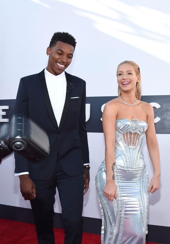 Nick e Iggy se robaron las cámaras cuando decidieron hacer pública su relación, aunque la relación terminó luego de la cantante le cachara una infidelidad al ex basquetbolista.