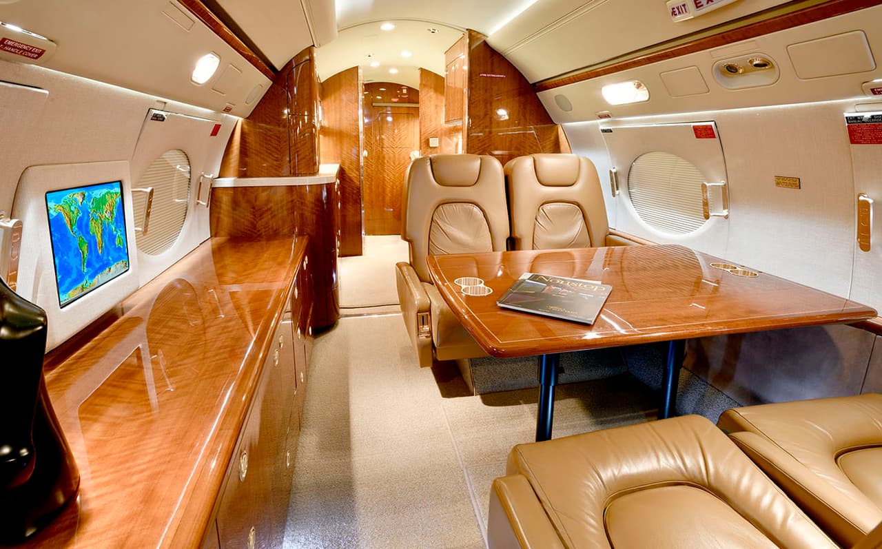 Leonel Messi viaja con estilo, pues este es el jet con el número 10 que adquirió hace poco. El avión incluye una cocina, dos baños y 16 asientos que pueden ser convertidos en camas.