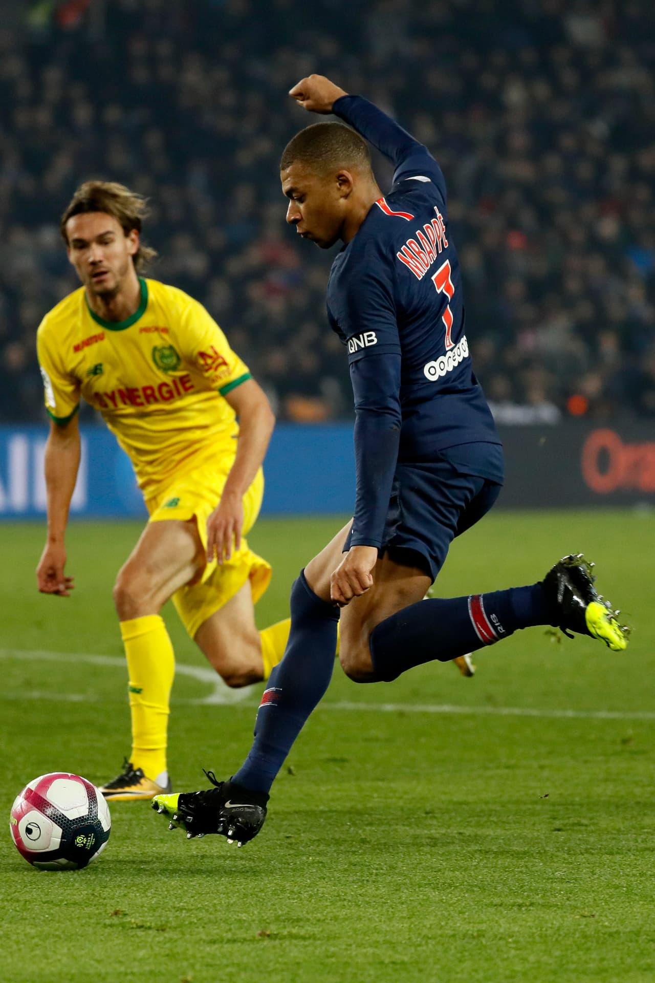 Pero poco a poco la mesa se empezó a voltear y el PSG, aunque sin el peligro de siempre, se volcó al ataque. Aquí el propio Mbappé tratando de crear una ocasión de gol.