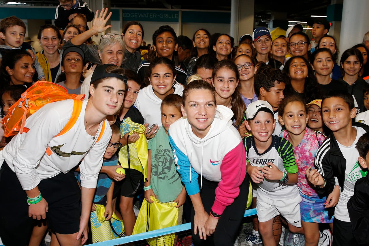 La rumana Simona Halep (foto, 2 de la clasificación WTA), la británica Johanna Konta, el australiano John Millman y el estadounidense Frances Tiafoe compartieron con los niños en el Kids Day, previo al comienzo del Miami Open, segundo Masters 1.000 del calendario de tenis.