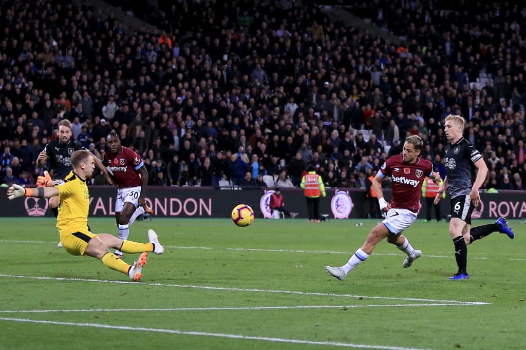 Al minuto 90, Chicharito anotó el último gol del West Ham United en la victoria 4-2 sobre Burnley en el Estadio Olímpico de Londres.