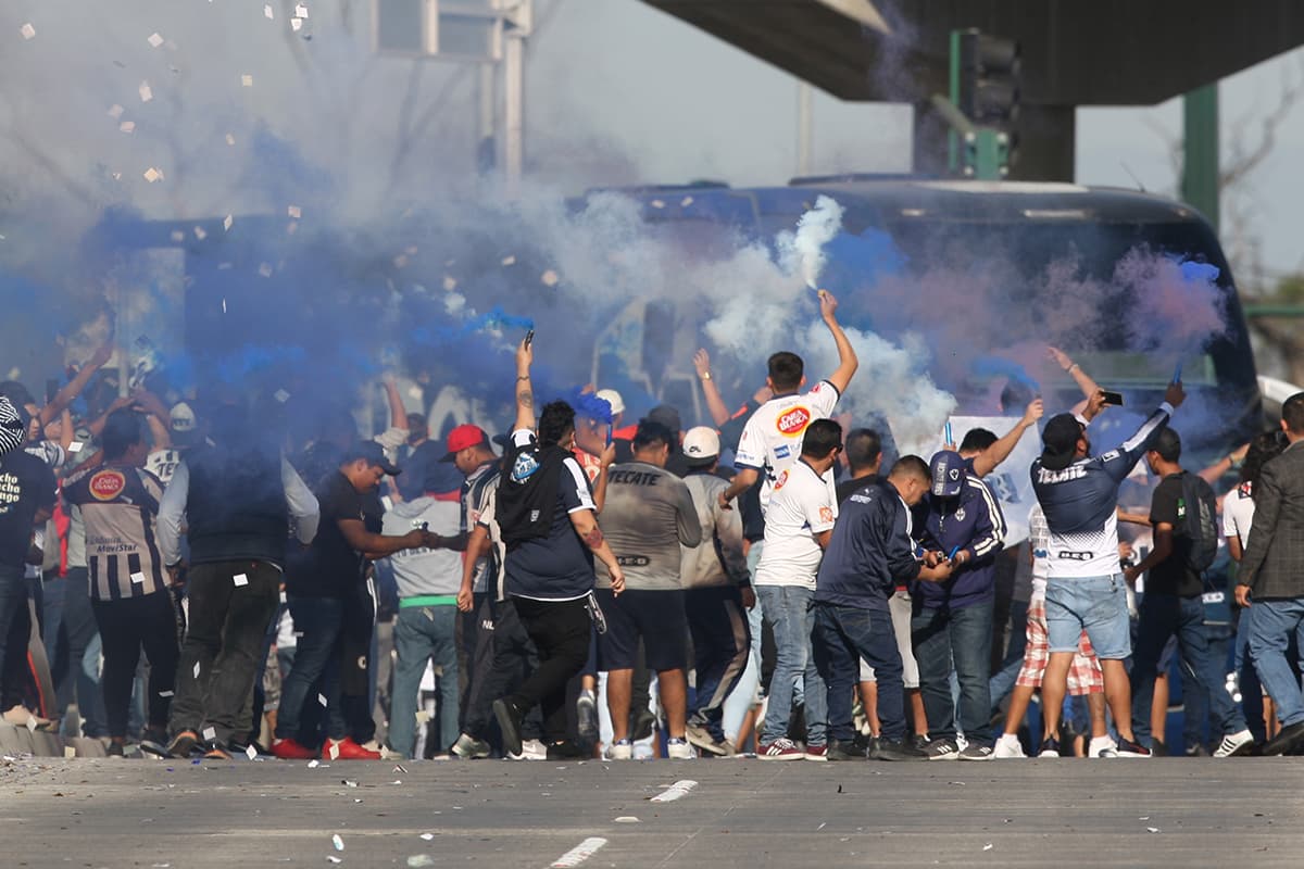 Los fanáticos de Rayados crearon una colorida fiesta en la llegada de los jugadores al Estadio Bancomer.