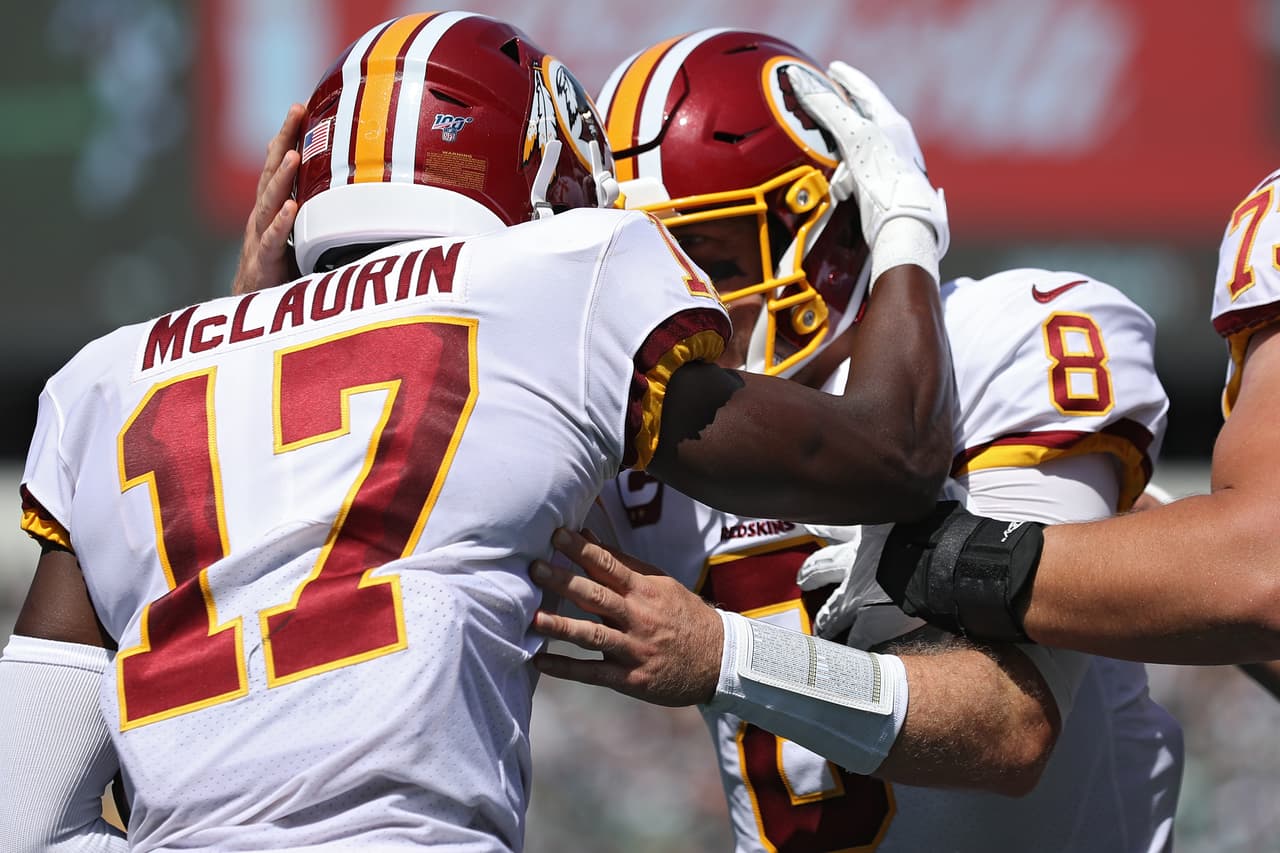 Terry McLaurin #17 y Case Keenum #8 celebran.