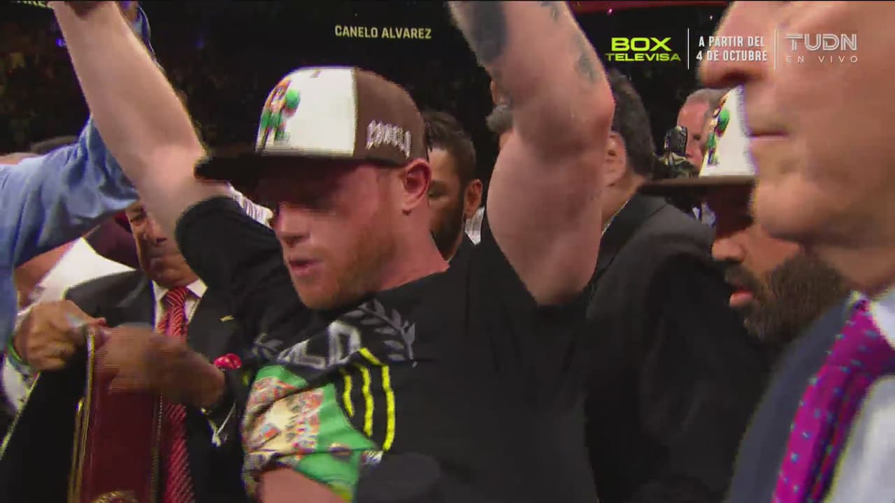 'Canelo' Álvarez sale con los brazos en alto en Las Vegas