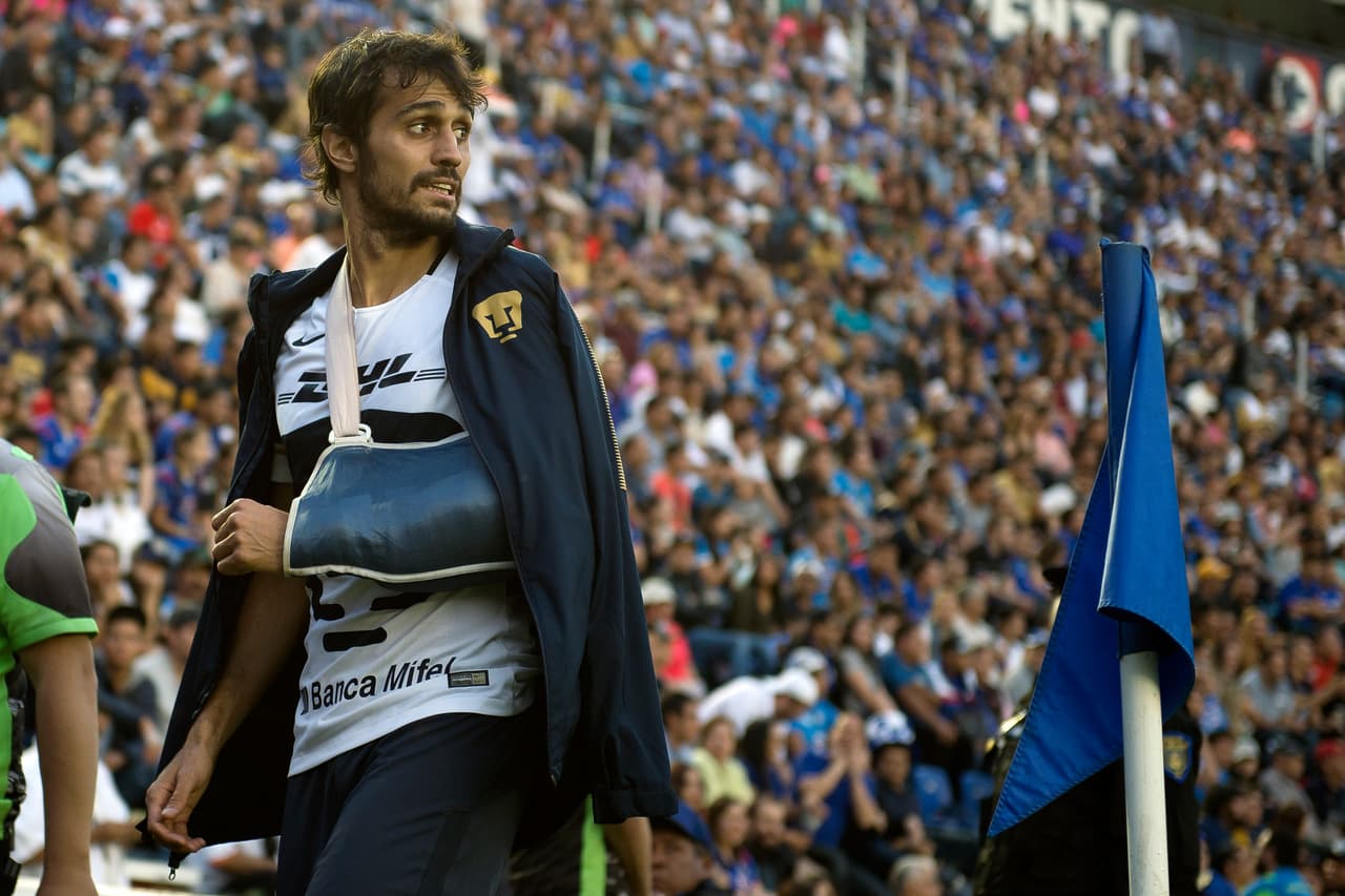 El jugador de Pumas Alejandro Arribas sufrió la luxación del codo de su brazo izquierdo en el partido en el estadio Azul contra Cruz Azul el 17 de marzo de 2018 en el Clausura MX.