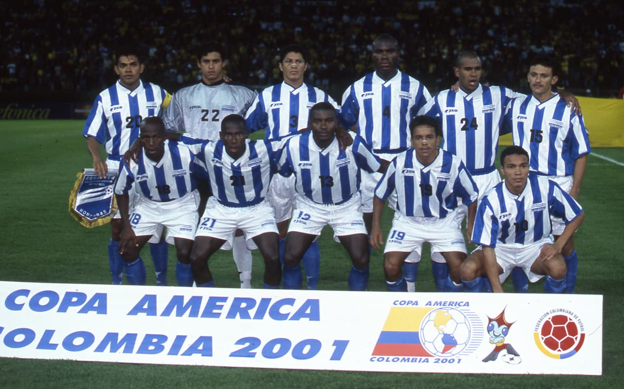 Copa América 2001 (Colombia) - La selección de Honduras debutó en este torneo y consiguió un sorpresivo tercer lugar al vencer a Uruguay.