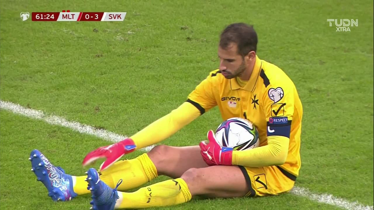 ¡TIRO ATAJADO! disparo por Dávid Hancko.