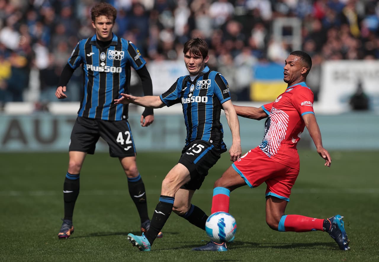 Napoli venció al Atalanta con goles de Lorenzo Insigne, Matteo Politano, Eljif Elmas, quien anotó tras recibir el balón de Hirving Lozano.