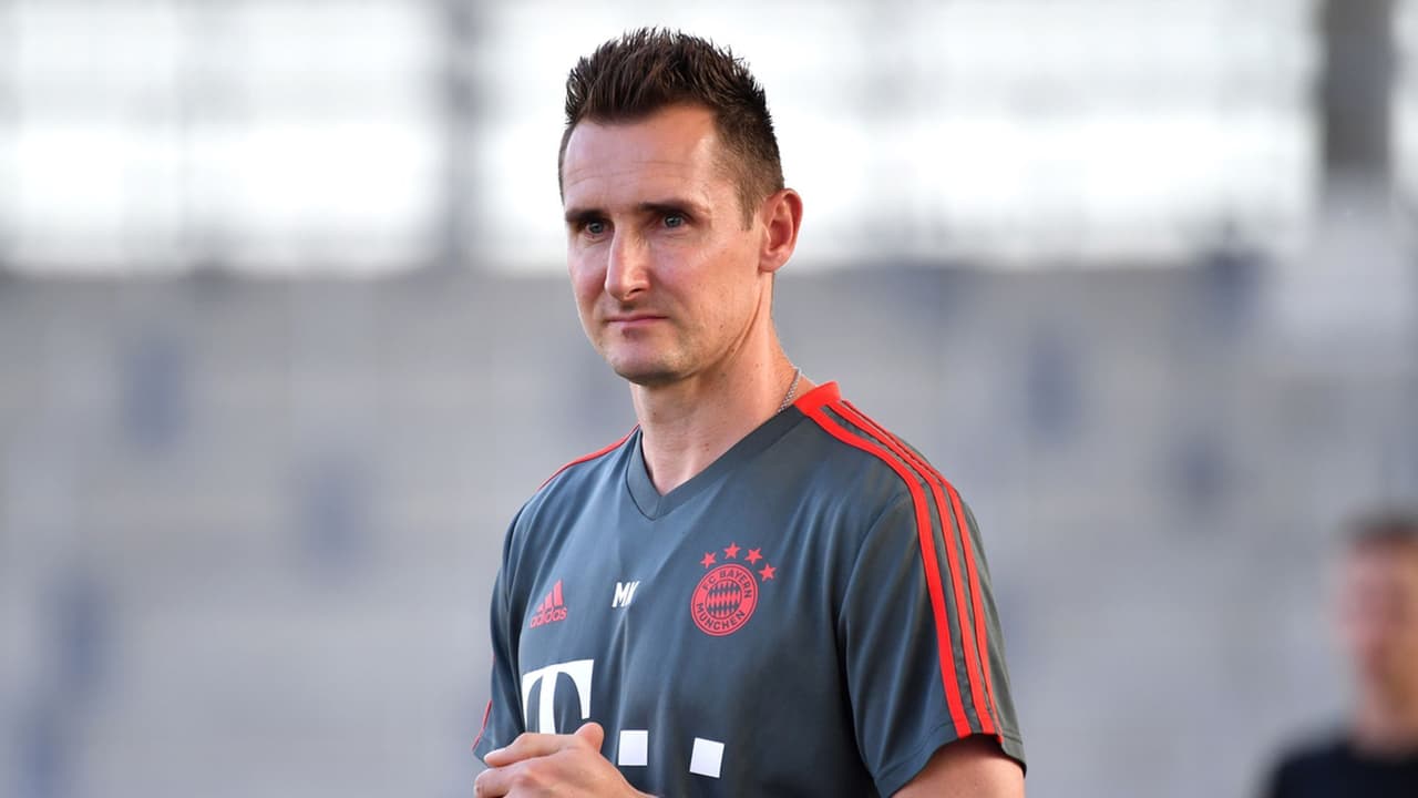 Miroslav Klose es diagnosticado con doble trombosis en una pierna