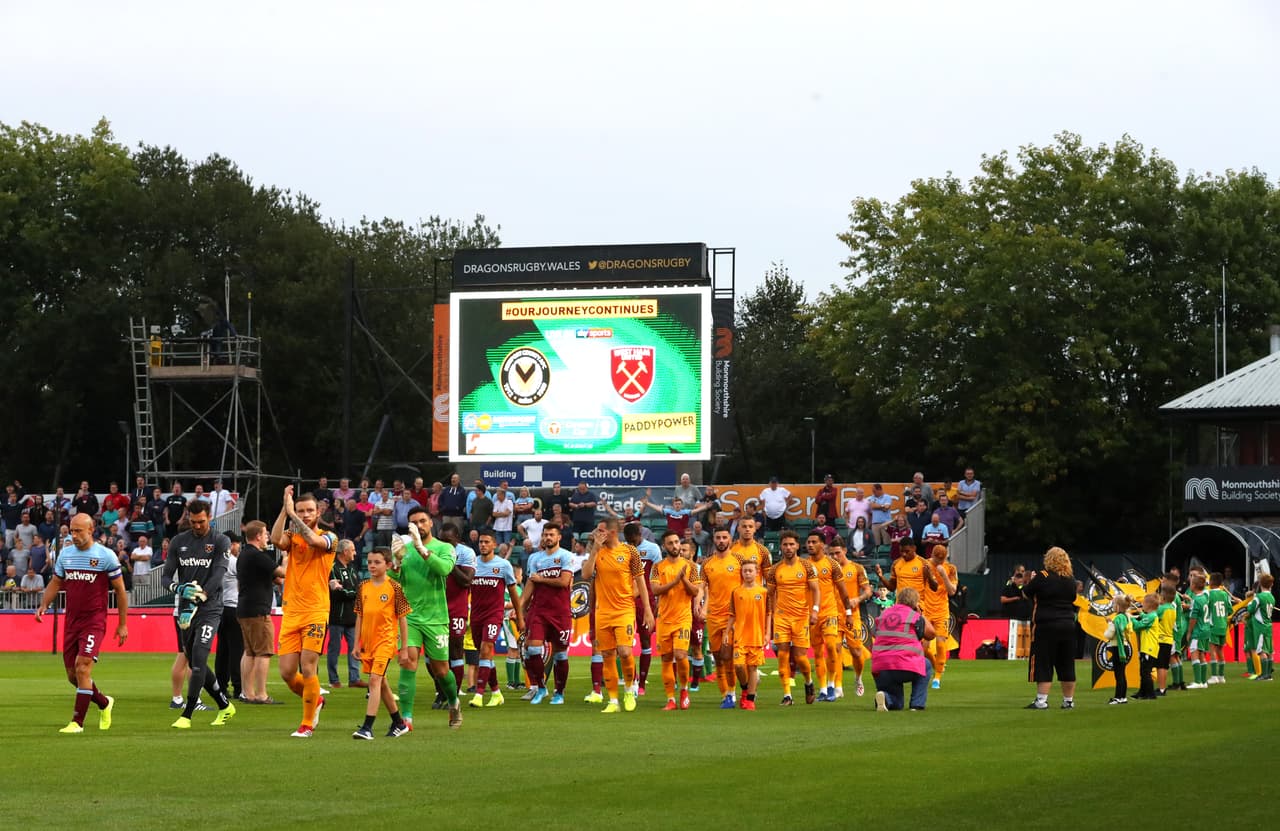 Los equipos y sus mascotas salen al campo hacia la segunda jornada de la League Cup.