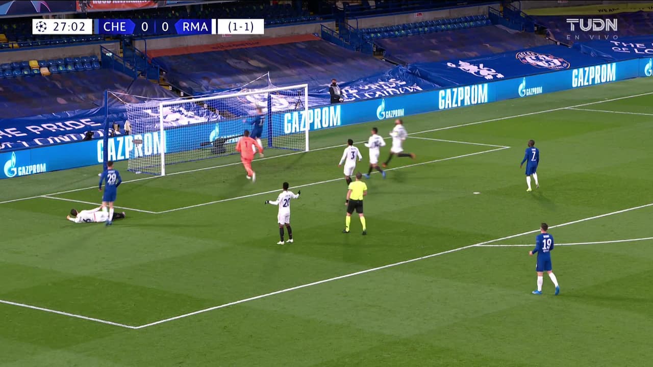 ¡CERCA! Kai Havertz disparó que se estrella en el poste.