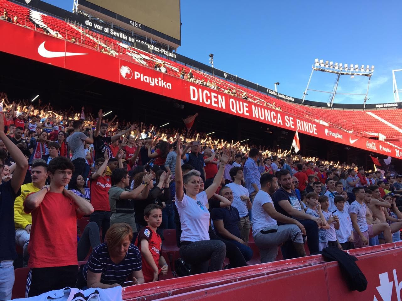 Cientos de aficionados del Sevilla llegaron este viernes al Ramón Sánchez Pizjuán para vivir una sesión de entrenamiento única antes del gran derbi ante el Betis de Andrés Guardado y Diego Lainez. Si es por motivación, los dirigidos por Joaquín Caparrós comenzaron bien el fin de semana.