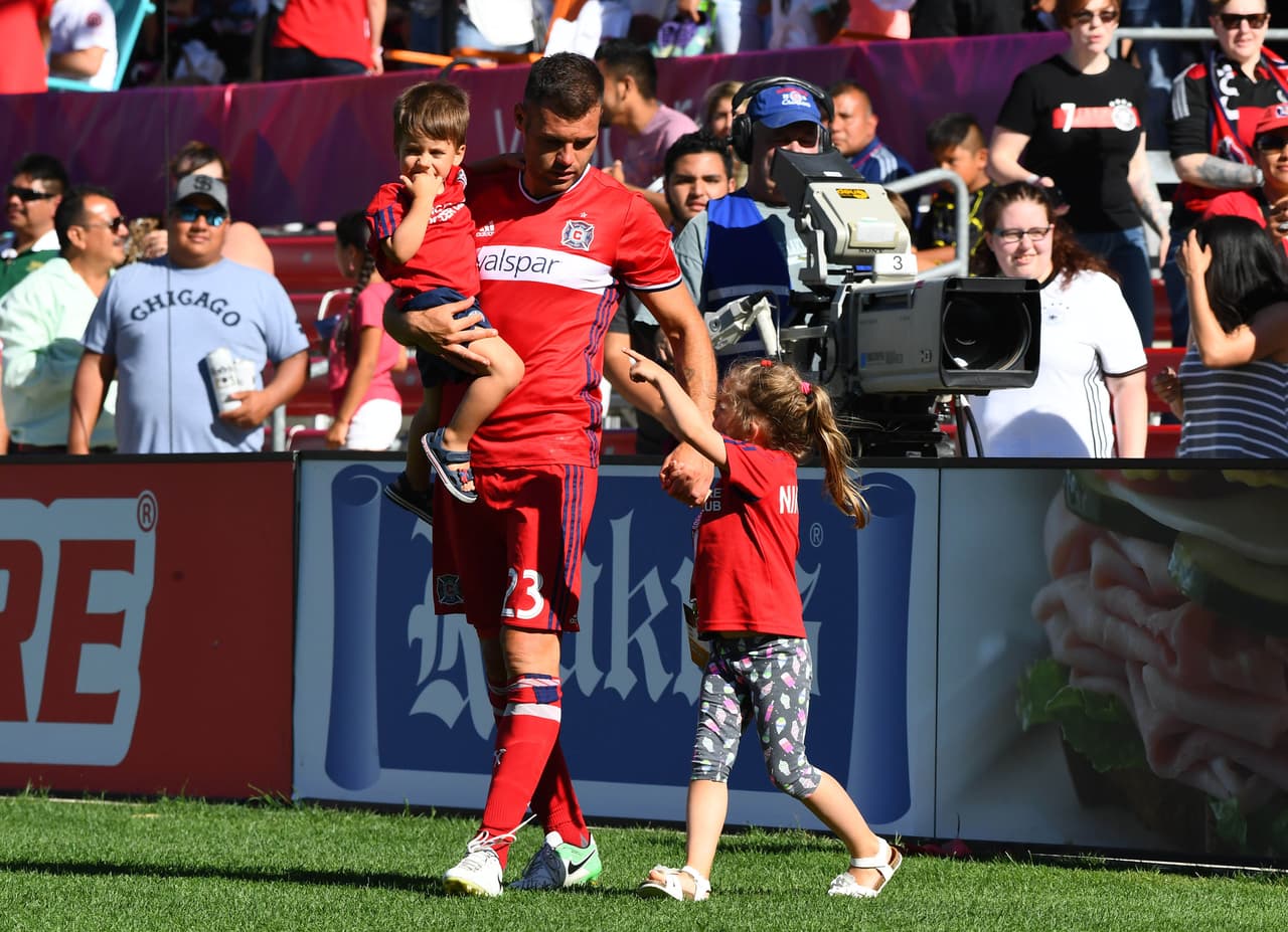 Cerramos este recorrido con Nemanja Nikolic, actual máximo artillero de esta temporada en la MLS. Acompañado por sus hijos, el internacional húngaro celebrará el domingo su día, como lo harán millones de padres en el mundo. (USA Today Images)
