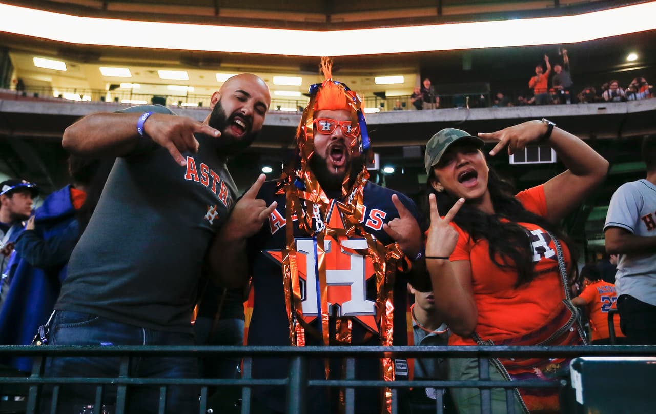 La alegría y emoción se tomó a los todos los hinchas de Houston Astros campeón de la Serie Mundial, entre los más jóvenes y algunas bellas mujeres, en una celebración gigante.