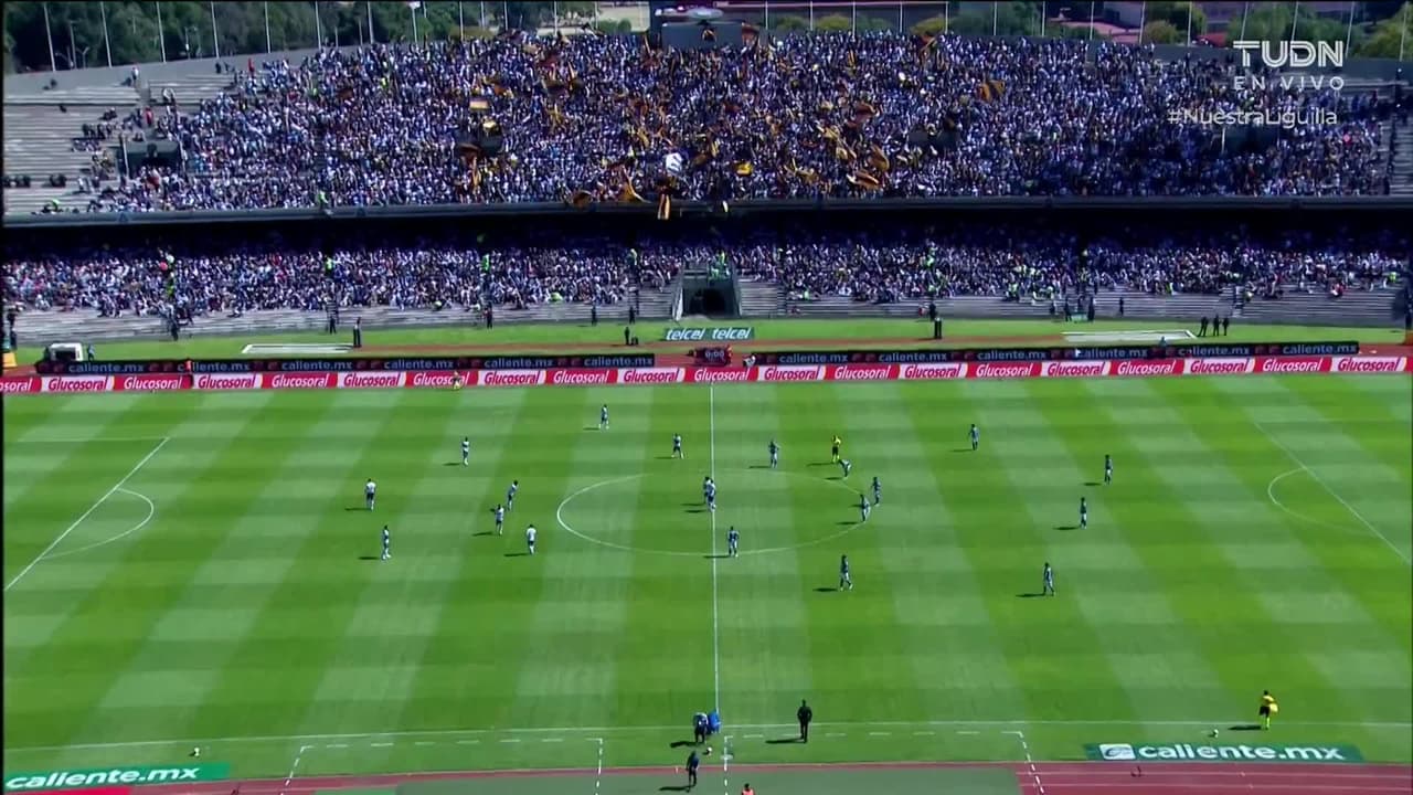 Arranca el partido y la pelota está en juego.