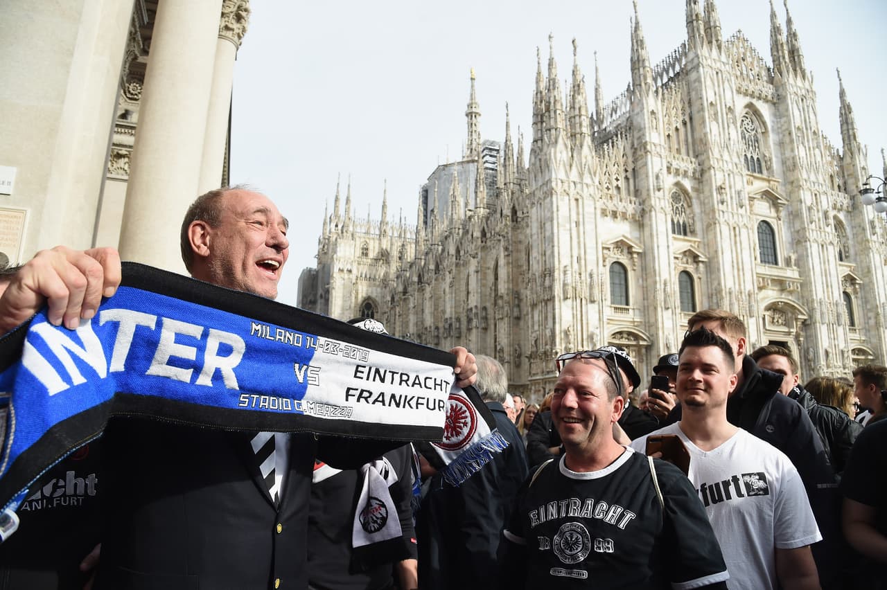 La fiesta en Milán fue cortesía de un gran grupo de fanáticos del Eintracht Frankfurt que se reunieron en la Piazza del Duomo antes de ir al Stadio San Siro incluso con la presencia del presidente del equipo, Peter Fischer, quien se contagió de la alegría que desbordaban con sus banderas y fundas alegóricas a las Águilas.