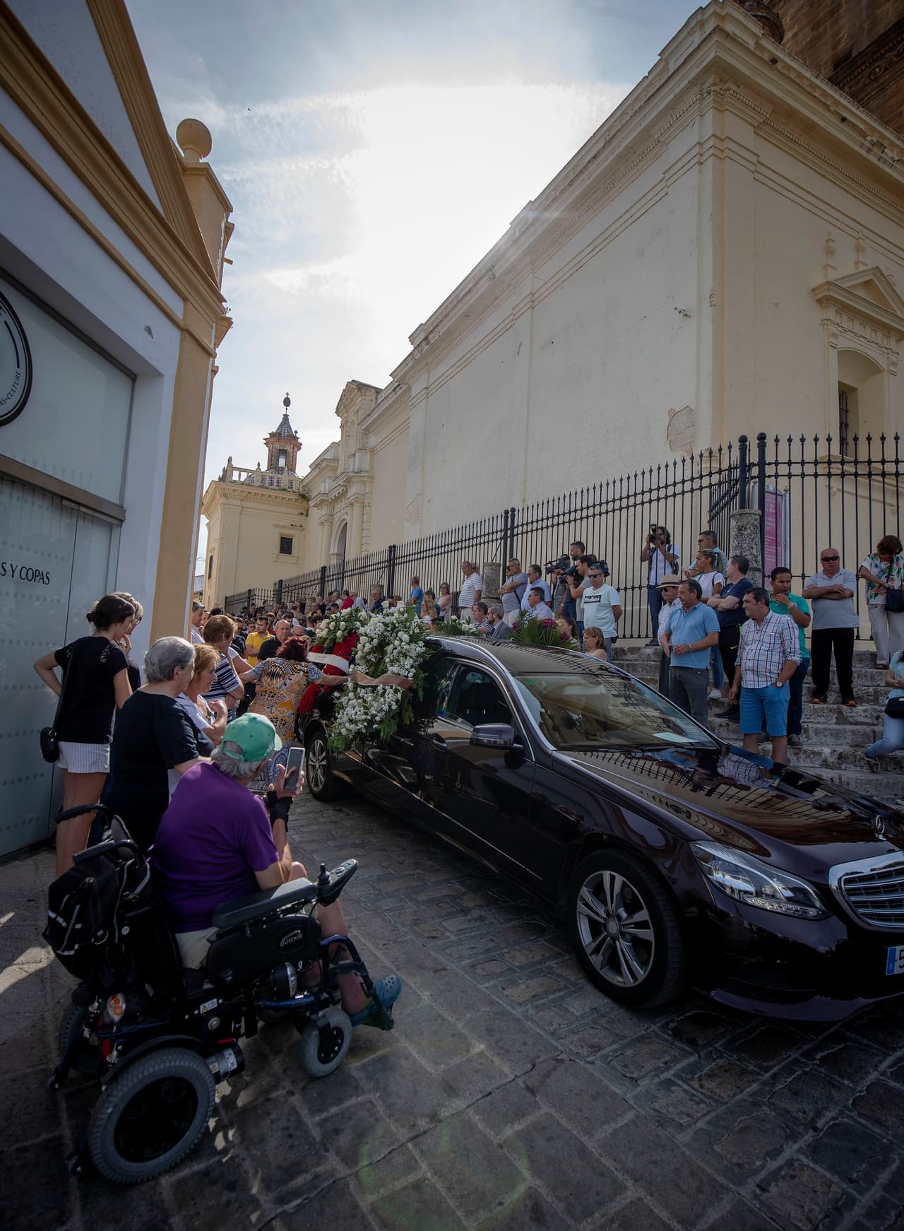 Miles de personas acudieron a las calles de Sevilla a despedir a José Antonio 'La Perla' Reyes, símbolo del Sevilla Club de Fútbol, exitoso con el Arsenal y Atlético de Madrid. El futbolista de 35 años, quien estaba ligado al Extremadura de la Segunda División, murió en un accidente de tránsito al circular a alta velocidad el sábado pasado. Este fue el modo en el que despidieron al sevillano, entre lágrimas y palmas.