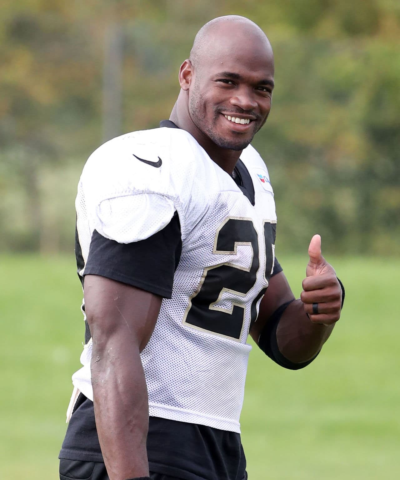 El legendario corredor Adrian Peterson, ahora jugador de los Saints, sonríe por la cámara después de practicar en el London Irish RFC.