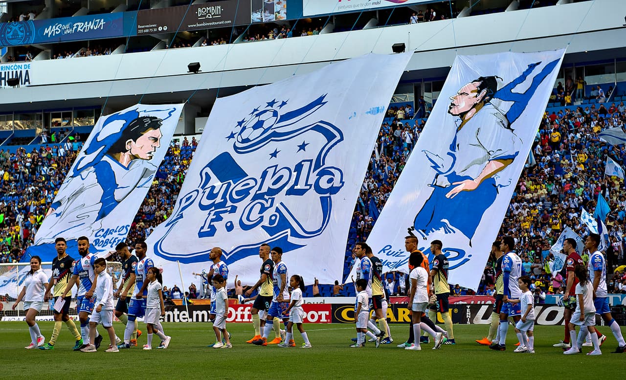 <b>Puebla 3-1 América | Liga MX | Fecha 16 | Clausura 2018</b>
<br>20/abril/2018 | La Franja de Enrique Meza en 2018 ganó de forma contundente 3-1 con goles de Alejandro Chumacero ((5'), Omar Fernández (59') y Pablo González (79'). Por las Águilas anotó Renato Ibarra al 89'. La afición de Puebla lució estas mantas espectaculares.