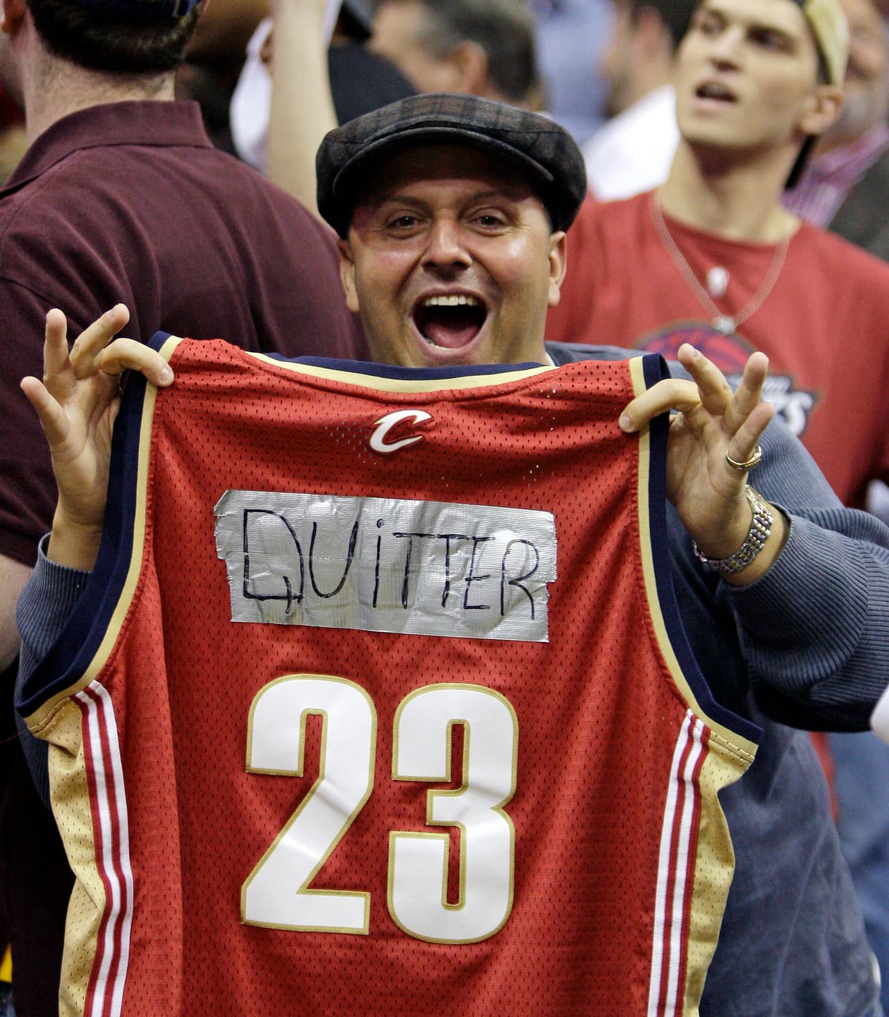 Relatan, exjugadores de los Cavs, del Heat, directivos y periodistas presentes aquel día en Quicken Loans Arena, que jamás habían sentido tal cantidad de animadversión contra un jugador, nunca.