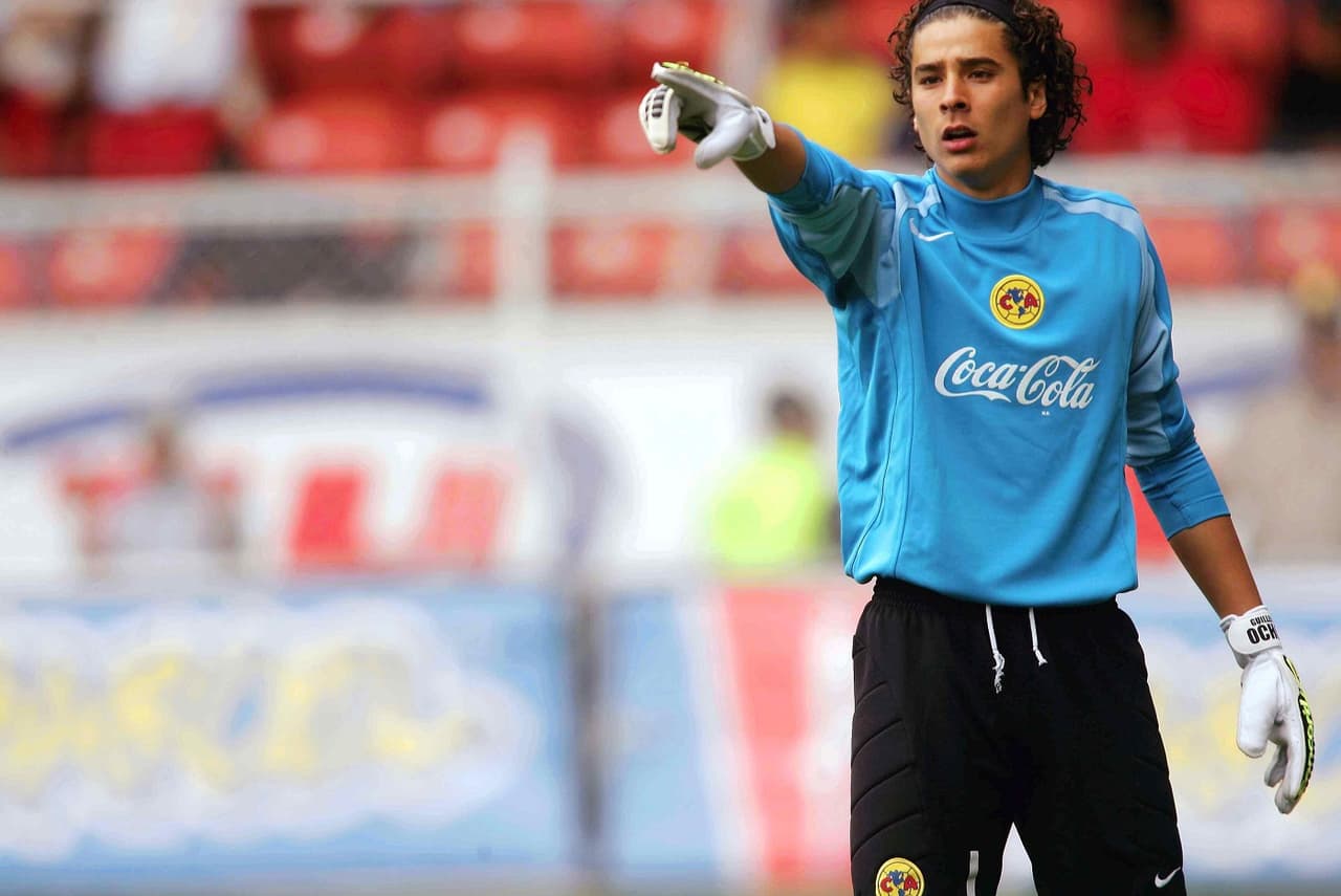 FUTBOL MEXICANO APERTURA 2004 MEXSPORT DIGITAL IMAGE 30 October 2004: Action photo of Guillermo Ochoa of America during week 13 game of the 2004 Torneo de Apertura. America defeats Toluca 1-0./Foto de accion de Guillermo Ochoa de America durante juego de la semana 13 del Torneo de Apertura 2004. America derroto a Toluca 1-0. MEXSPORT/FRANCISCO VEGA