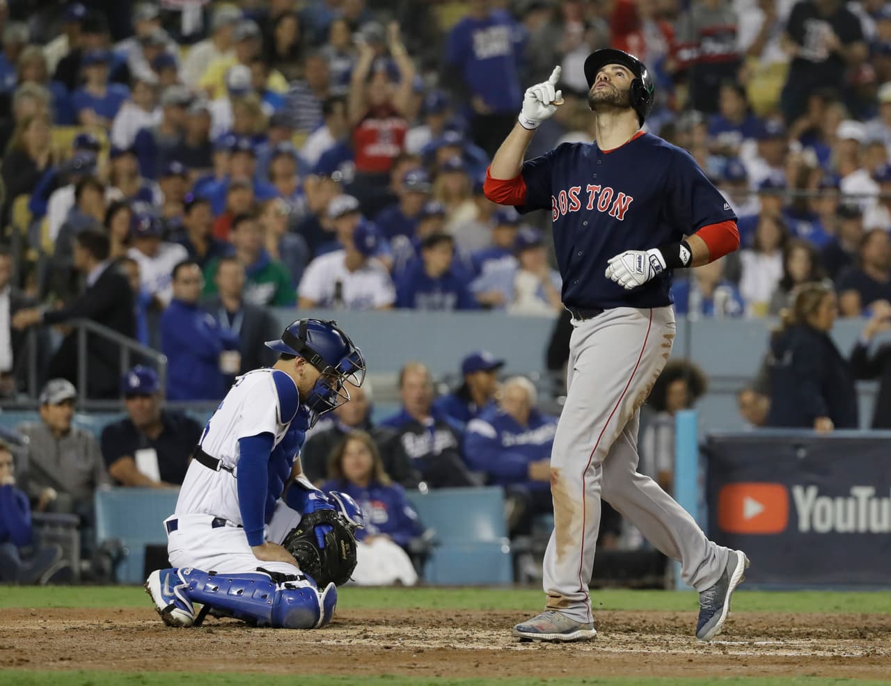 Aún con Clayton Kershaw en la lomita, JD Martínez pegó un cañonazo por encima del muro del jardín central para ampliar, con su jonrón soltario, a 5-1 la ventaja en el séptimo inning.