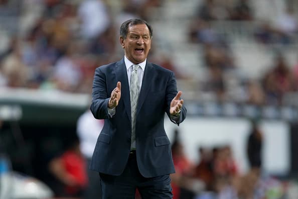 Enrique Meza, mexicano. Campeón con Toluca Verano 1998
<b>, </b>Verano 1999, Verano 2000) y con Pachuca en Clausura 2007. Internacionales, logró cuatro títulos con los Tuzos
<b>, </b>Copa Sudamericana (2006), Copa de Campeones Concacaf (2007), Superliga Norteamericana (2007), Copa de Campeones Concacaf (2008).